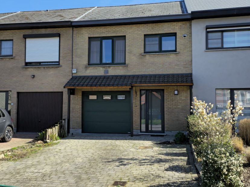 Ruime gezinswoning te koop in Sint Katelijne Waver. Deze gezinswoning heeft 3 slaapkamers en een ruime zolder. Volledig geïnstalleerde keuken met vold